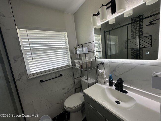 Building Photo - 724 Ixora Ave