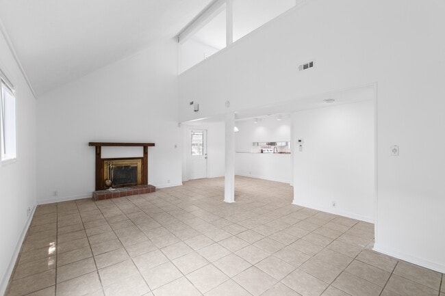 Building Photo - 220 W Saltwood Pl