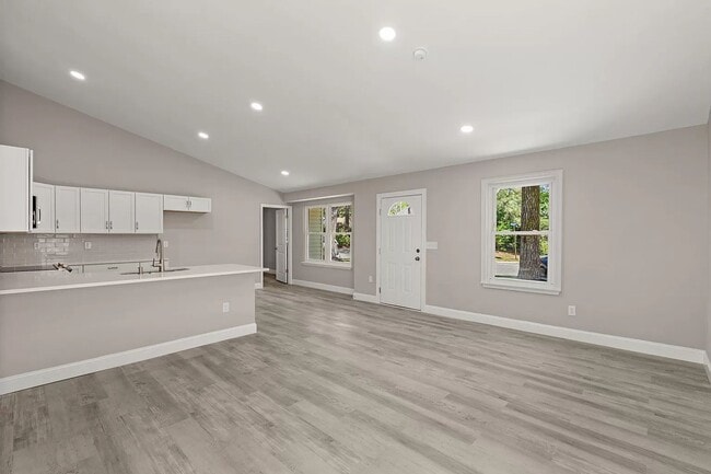Building Photo - Modern Comfort Meets Suburban Convenience ...