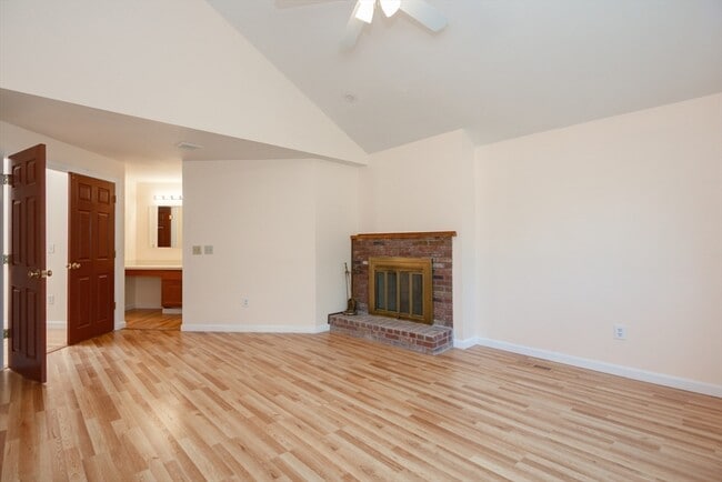 Building Photo - 10 E Bluff Rd