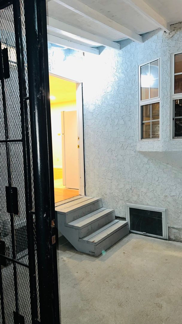 Building Photo - 3958 Normandie Ave