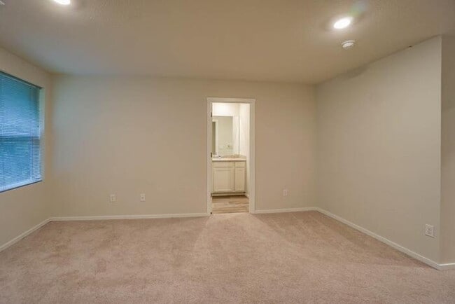 Building Photo - 5824 NE 80th Ct