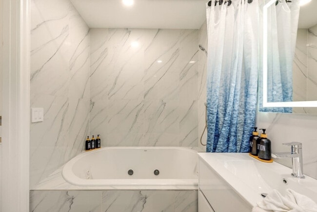 Building Photo - 2135 Rosemont Dr