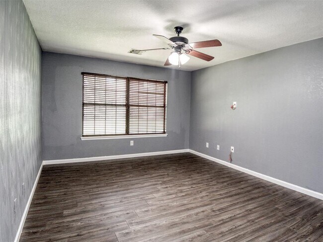 Building Photo - 1828 Honeysuckle Ln