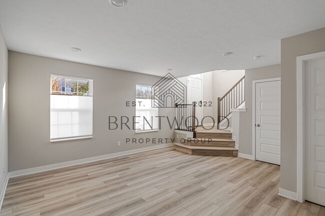 Building Photo - Move-In Ready Modern Townhome in Sought-Af...