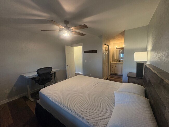 Building Photo - Stylish Ground Level Condo 2 Bedroom 2 Bath!