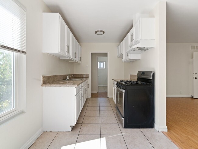 Building Photo - 731 Orange Ave