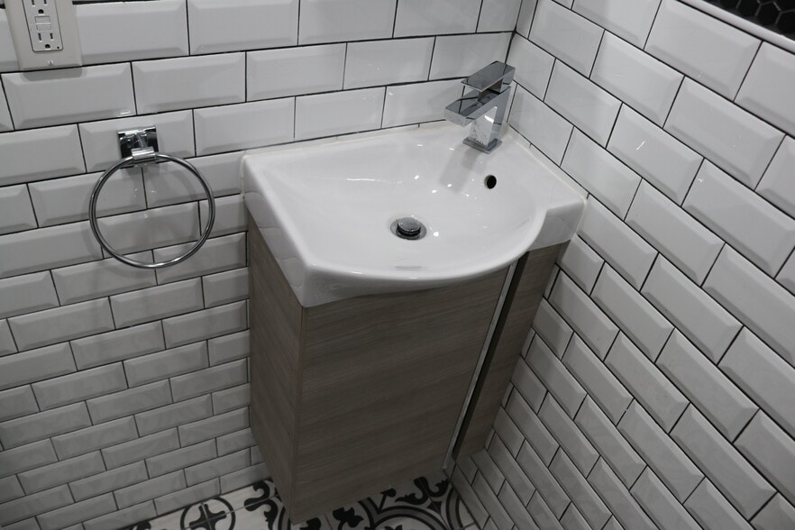 Building Photo - 614 Valley Ave