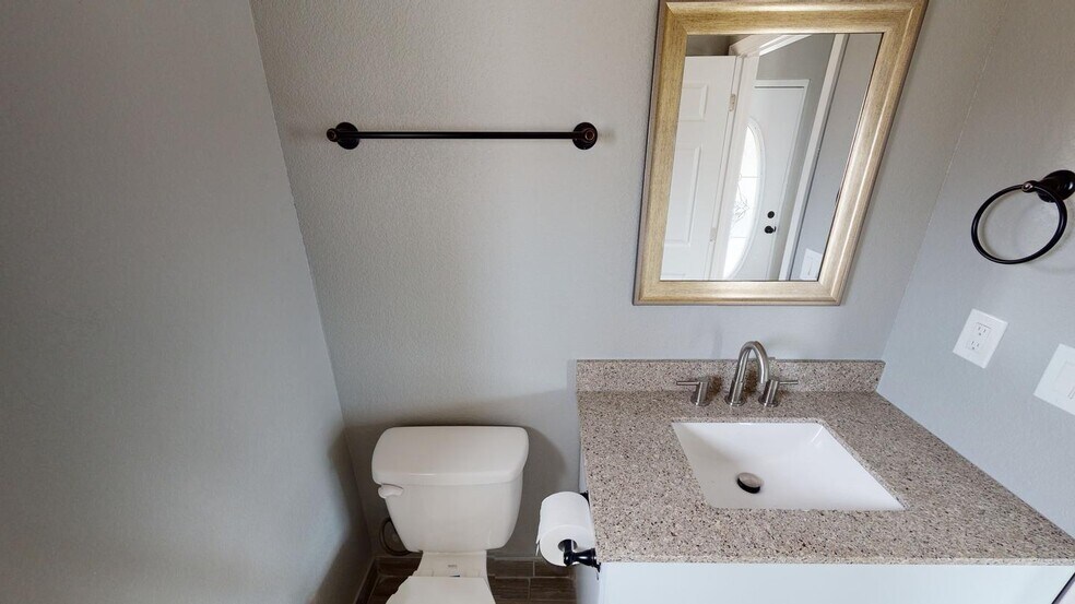 Building Photo - Beautifully renovated Sunnyside home with large backyard