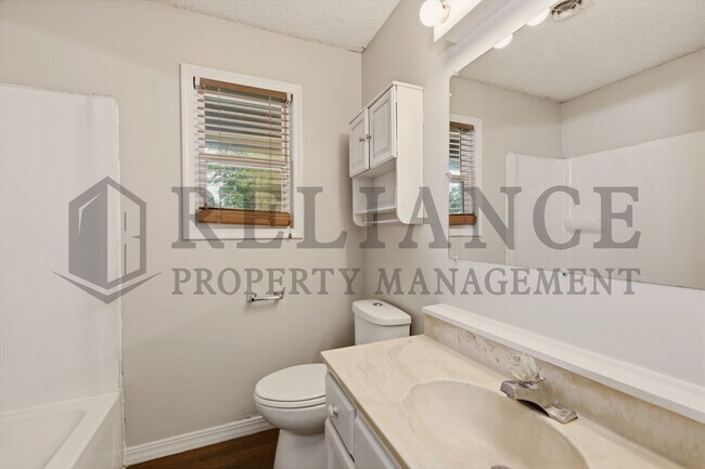 Building Photo - 903 E Osie St