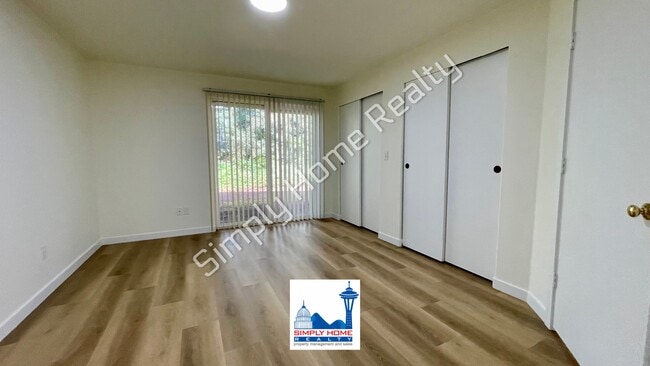 Building Photo - MOVE-IN READY LUXURY RENTAL - Beautifully Renovated 3 Bedroom, 2 Bathroom Duplex in Quiet Cul-de-...