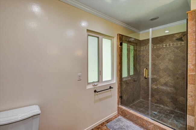 Building Photo - 5-Bedroom Home in Desirable Friendly Hills...