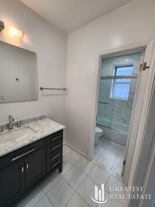 Building Photo - 3 bedroom in SOUTH RICHMOND HILL NY 11419