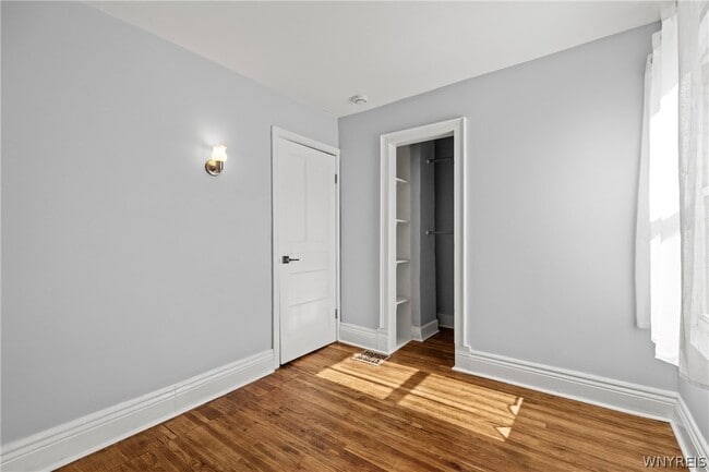 Building Photo - 11 Baynes St