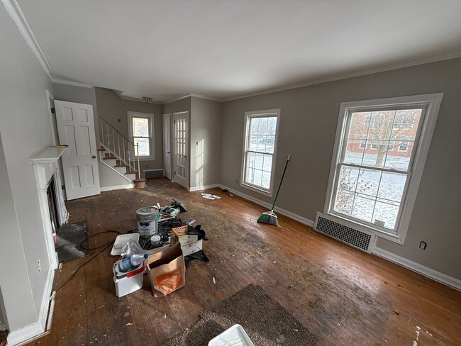 Building Photo - 3 BED 1.5 BATH SINGLE FAMILY HOME IN CLEVE...