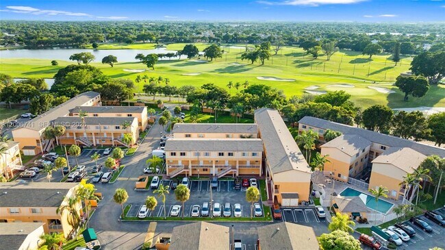 Building Photo - 6235 SW Kendale Lakes Cir