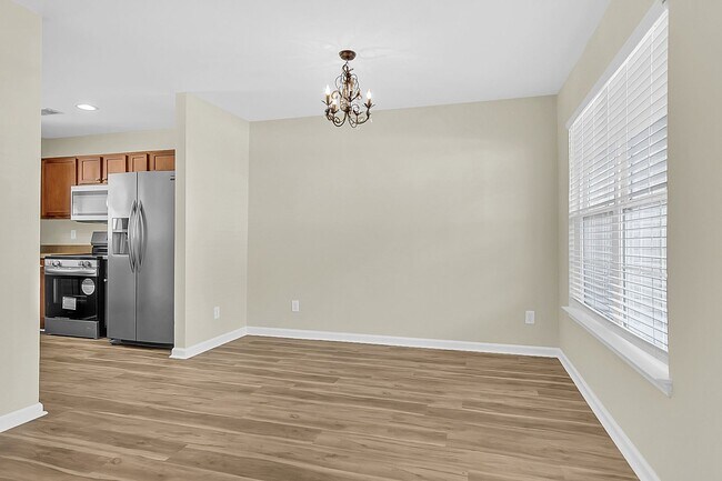 Building Photo - Easy, Modern Comfort in a Prime Charleston Location!