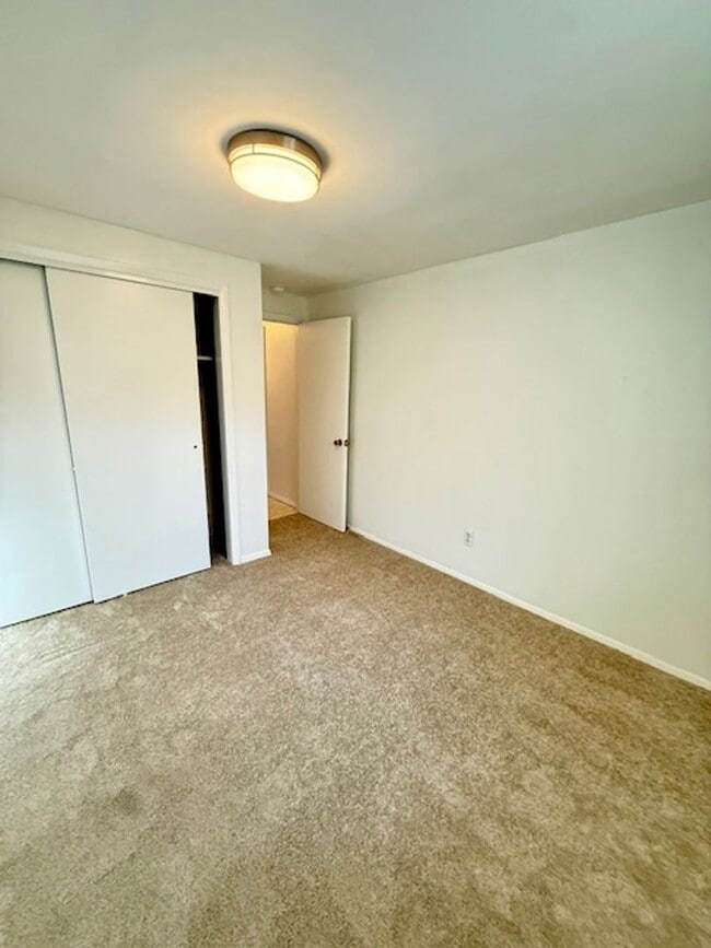 Building Photo - 2 Bedroom 1 Bathroom Apartment