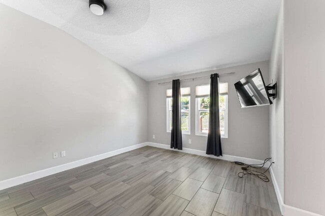 Building Photo - "Spacious 3-Bedroom Retreat with Modern Co...