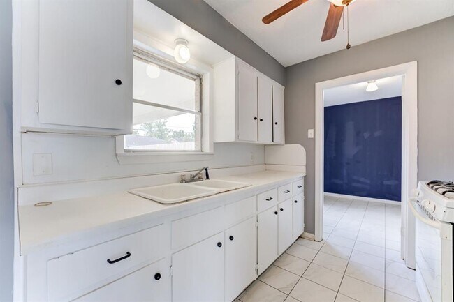 Building Photo - 8623 Norton Dr