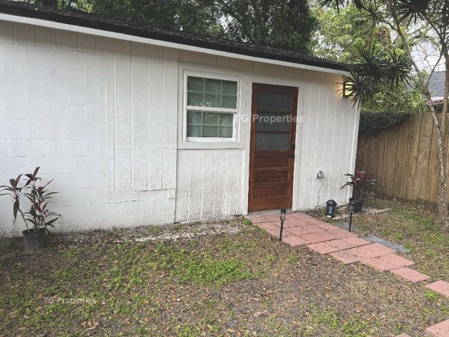 Building Photo - 1313 E Pineloch Ave