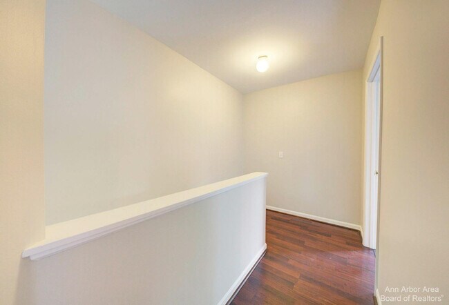 Building Photo - 3127 Dunwoodie Rd