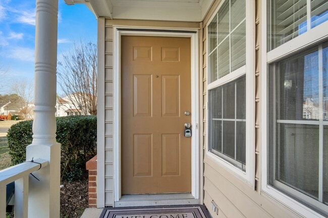 Building Photo - Updated 3-Bed, 2.5-Bath Yorktown Condo with Modern Kitchen, Parking & Community Amenities