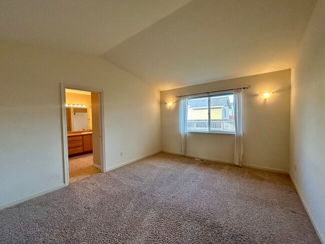 Building Photo - Charming Home Near John Wayne Trail