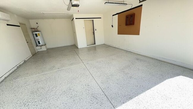 Building Photo - Welcome to this stunning 4 bedroom, 2 bath...