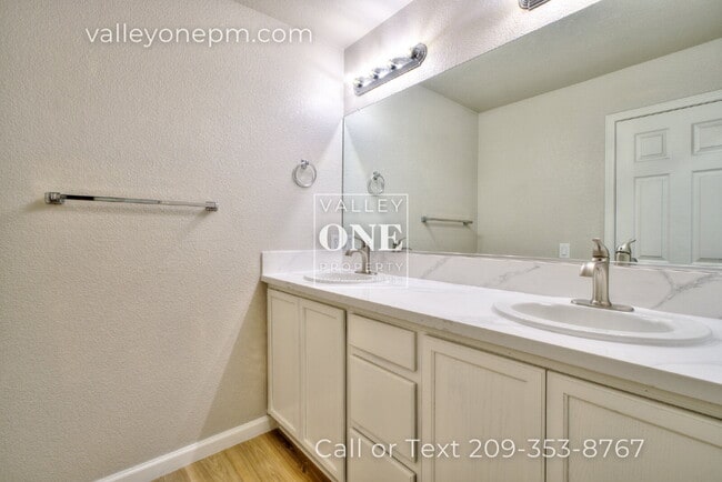 Building Photo - Rare vacancy opportunity in Turlock's finest and most desirable townhome complex!