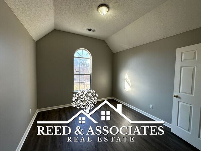 Building Photo - 3 Bedroom in Raleigh! New Flooring