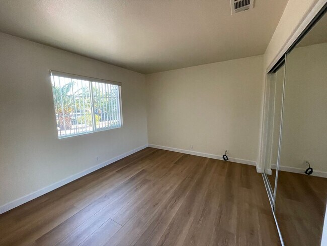 Building Photo - Apple Valley Home in The Vineyards- 3 Bedrooms, 2 Bathrooms, 2 Car Garage, New Flooring