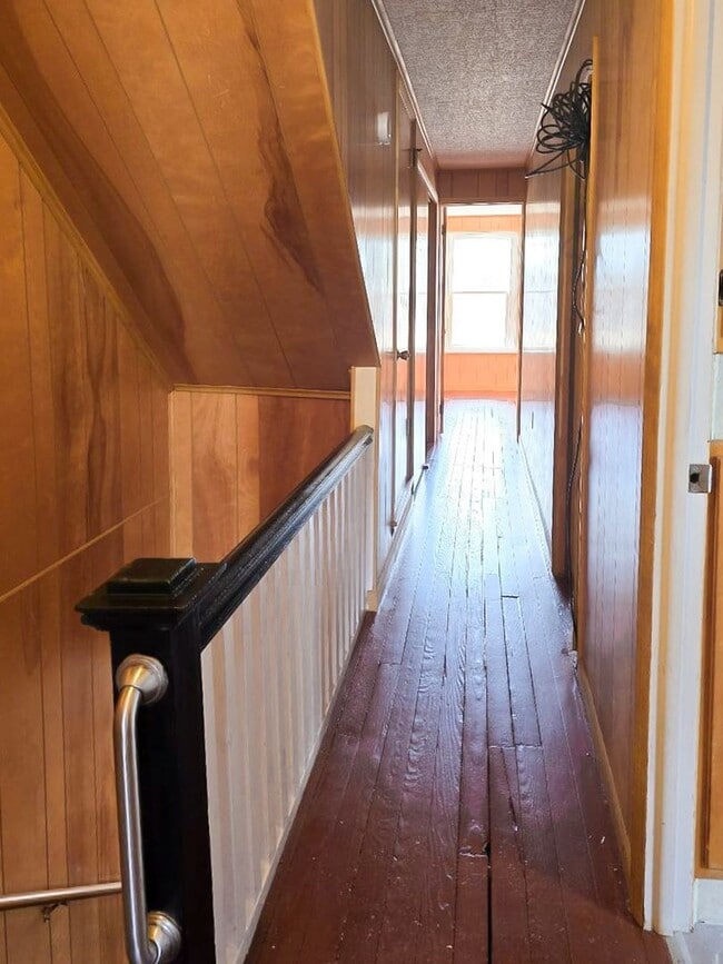 Building Photo - 3 Bedroom 1 Bath Entire House