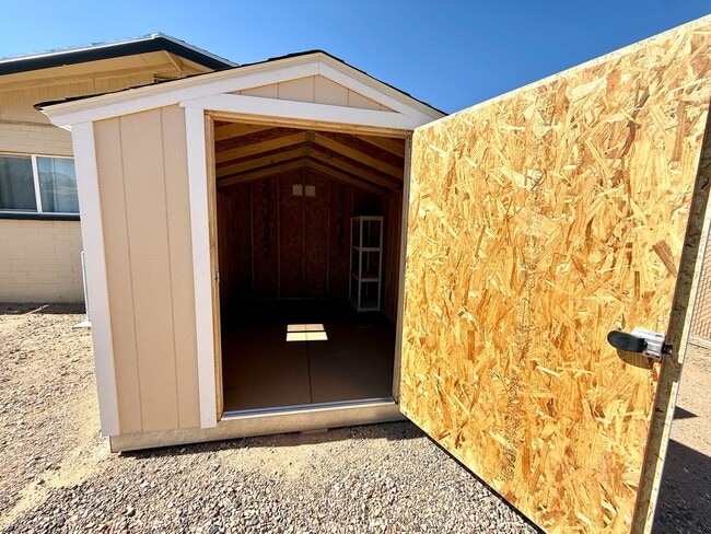 Building Photo - Furnished- Cute 2 Bedroom Home with Garage...