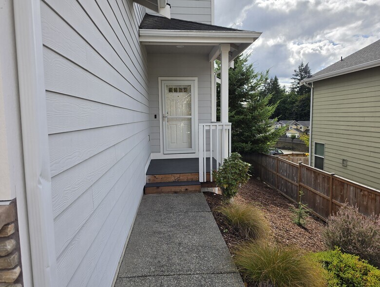 Building Photo - 736 Freedom Ct SE
