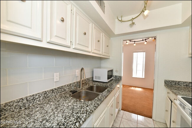 Building Photo - 6201 Escondido Dr