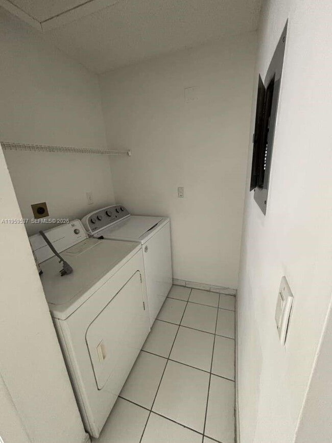 Building Photo - 613 NE 5th St