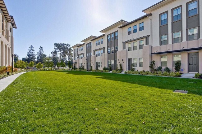 Building Photo - Spacious 4 bedrooms 4.5 bath town home for...