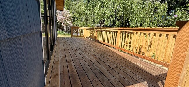 Building Photo - Well-cared-for home with strong curb appeal and quality updates in Southeast Portland.