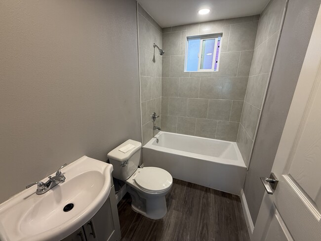 Building Photo - 3428 S Budlong Ave