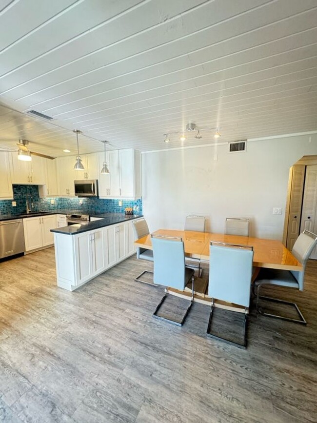 Building Photo - Annual modern 2-bedroom, 2-bath condo in t...