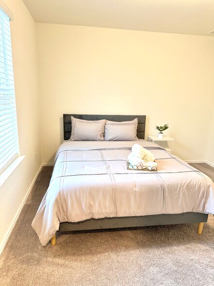 Building Photo - 1106 Aronia Ln