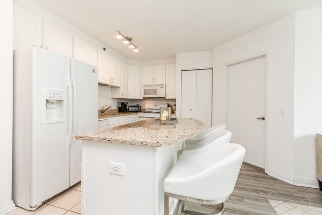 Building Photo - 33 W Ontario St