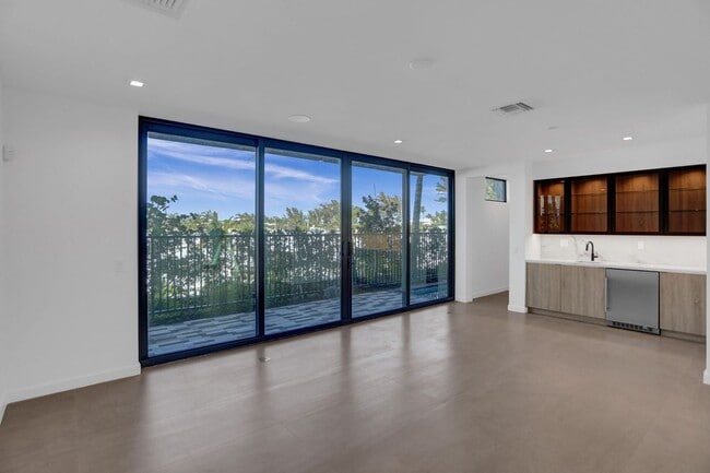 Building Photo - Gorgeous New Townhouse on the Beach