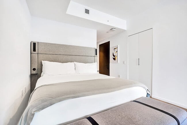 Building Photo - 398 NE 5th St