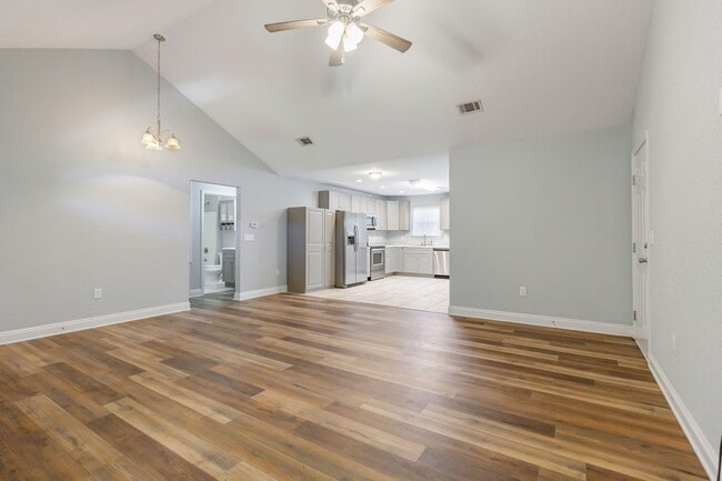 Building Photo - 515 Grand Ridge Dr