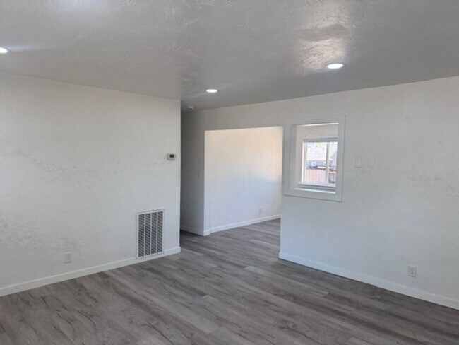 Building Photo - FULLY REMODELED 3 BEDROOM SINGLE FAMILY HOME