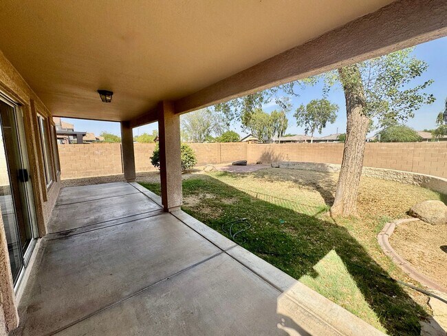 Building Photo - 4 Bedroom 3 Bathroom Home in Surprise! Has Loft & Additional Office/Den!