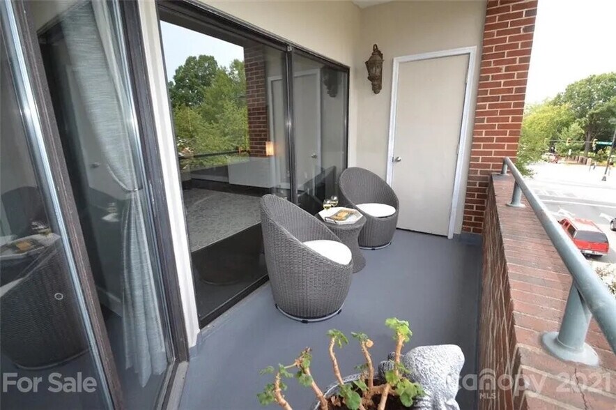 Building Photo - Room in Apartment on N Poplar St