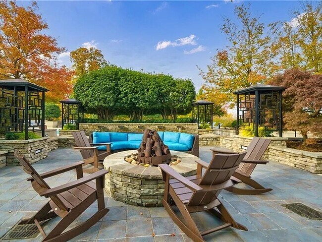 Building Photo - 1 bdrm, 1 bath condo with large private patio. Pool and gym on site!